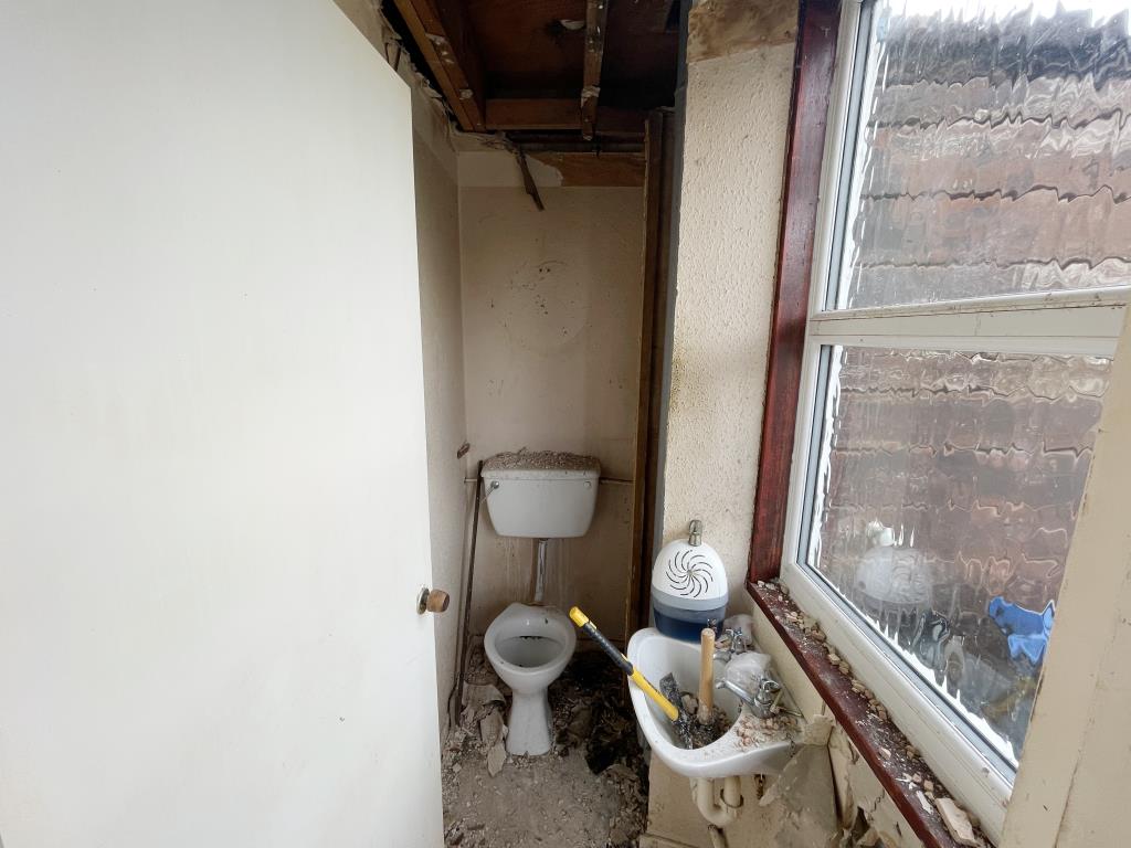 Lot: 54 - TERRACE HOUSE FOR REFURBISHMENT AND IMPROVEMENT - inside image of ground floor WC from hallway